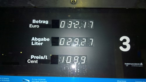 Diesel für weniger als 1,10 Euro pro Liter. Diesel für weniger als 1,10 Euro pro Liter.