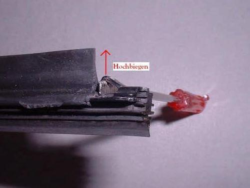 Die Halteklammer wird zurück gebogen. Die Halteklammer wird zurück gebogen.