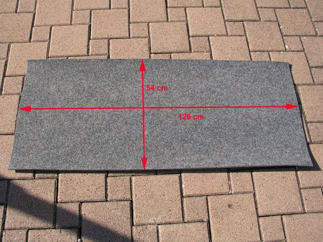Fertig geschnittener Teppich für die Rückwand der zweiten Sitzreihe. Fertig geschnittener Teppich für die Rückwand der zweiten Sitzreihe.