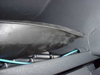 Die Gummilippe im Handschuhfach verdeckt das Kabel. Die Gummilippe im Handschuhfach verdeckt das Kabel.