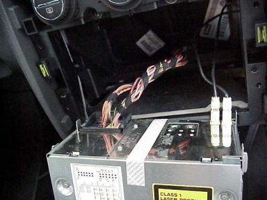 Rückseite des Radios mit den Anschlüssen der Kabel. Rückseite des Radios mit den Anschlüssen der Kabel.