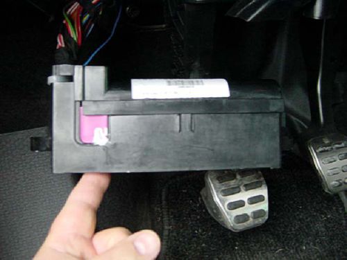 Ausgebauter Sicherungskasten. Ausgebauter Sicherungskasten.