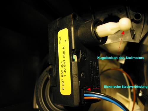 Herausgezogener Stellmotor. Steckverbindung.