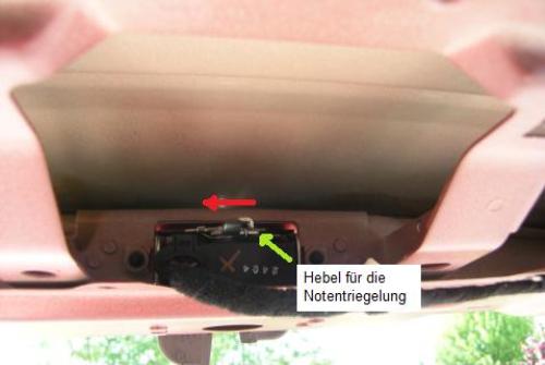 Der Hebel der Notentriegelung im Kofferraum. Der Hebel der Notentriegelung im Kofferraum.