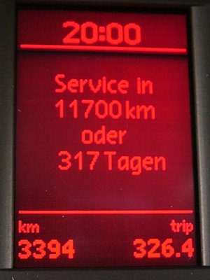 Multifunktionsanzeige mit der Angabe zum nächsten Service. Anzeige nächster Service.