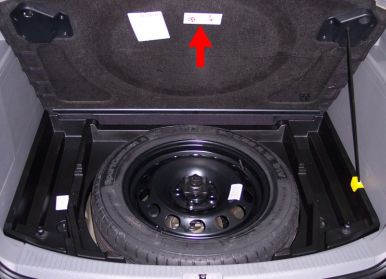 variabler Ladeboden mit geöffnetem Deckel. Geöffneter veriabler Ladeboden.