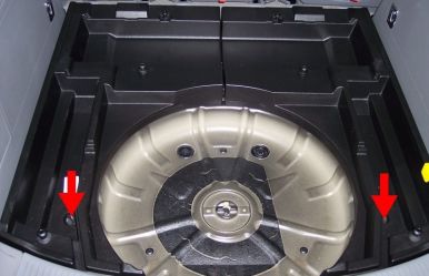 Zu lösende Schrauben. Schrauben der Tanks.