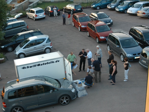 Blick auf den Hotelparkplatz mit unseren Tourans. 