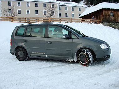 Unser Touran auf dem Weg zum Kloster. 