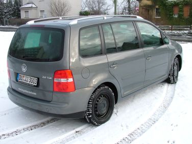 Mit Schnee im Reifenprofil. Mit Schnee im Reifenprofil.