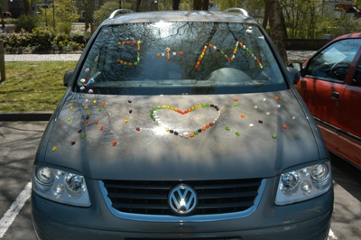 Nach der Trauung sah der Wagen dann noch anders aus. Gummibärchen auf der Front.