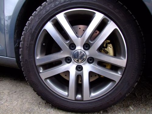 Zwischen Bremssattel und Felge ist kaum noch Platz. 16 Zoll-Alufelge mit 312 Millimeter-Bremsscheiben.