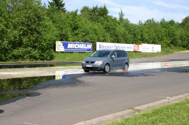 Anfahrt mit ungefähr 50 km/h. 