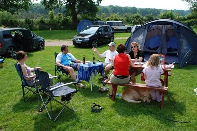 Geselliges Beisammensein am Campingplatz bei Hastings. 