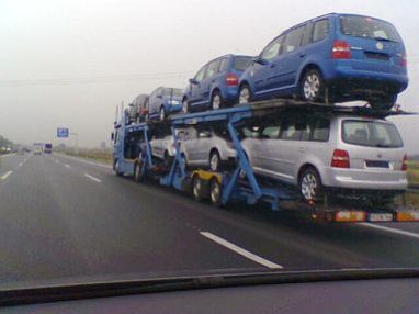 Ein ganzer Transporter mit VW Tourans. Ein ganzer Transporter mit VW Tourans.