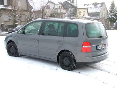 VW Touran auf schneebedecktem Parkplatz. 