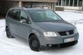 VW Touran auf dem verschneiten Garagenplatz. 