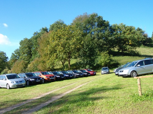 Gruppenfoto der teilnehmenden Fahrzeuge. 