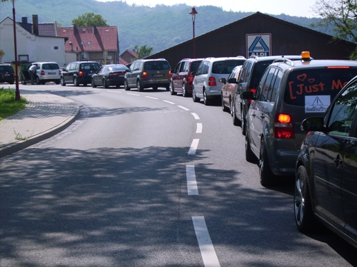 Konvoi schlängelt sich durch die Stadt. 