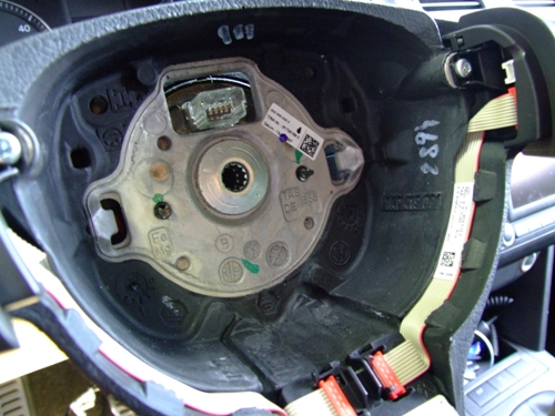 Alte Aufnahme des Airbags. Aufnahme des Airbags und Lenkradnabe.