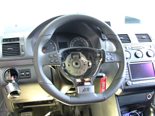 Lenkrad mit entferntem Airbag. Eingebautes R-Line-Lenkrad.