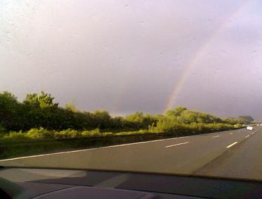 Ein Regenbogen abseits der Autobahn. 