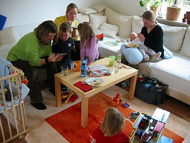 Fütterung der Miniterroristen. Fütterung der Miniterroristen.