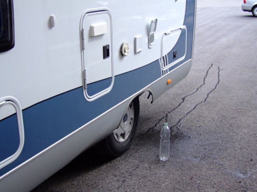 Wassertank mit Flasche befüllen. 