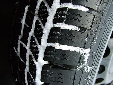 Da greifen die Zähne. Winterreifen mit Schnee im Profil.