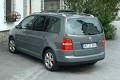 VW Touran — Ansicht von hinten links. 