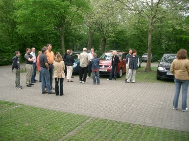 Touran-Fahrer und -Fahrerinnen im Fachgespräch in kleinen Grüppchen. 