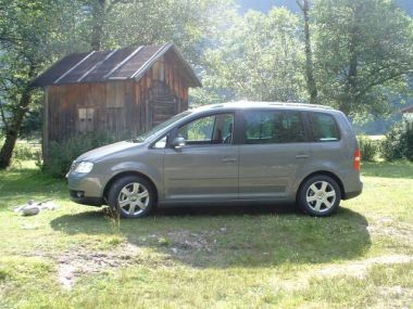 Der VW Touran von links. 