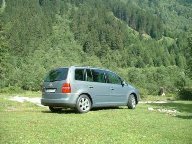 VW Touran —Ansicht von rechts hinten. 