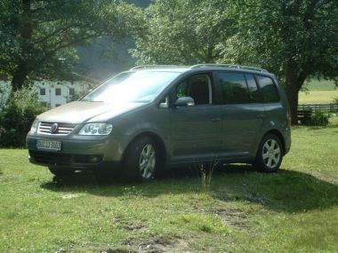 VW Touran —Ansicht von vorne links. 