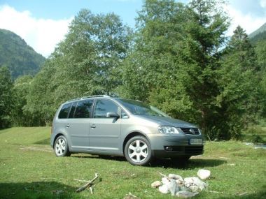 VW Touran —Ansicht von vorne rechts. 