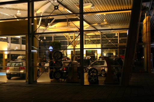 Die neue Ausstellungshalle von VW Röder in Duisburg bei Nacht. 
