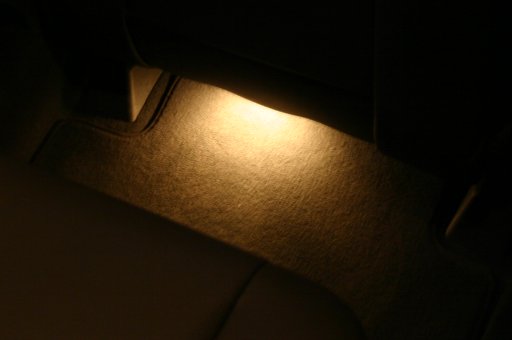 Ausgeleuchteter Fußraum im VW Touareg. 