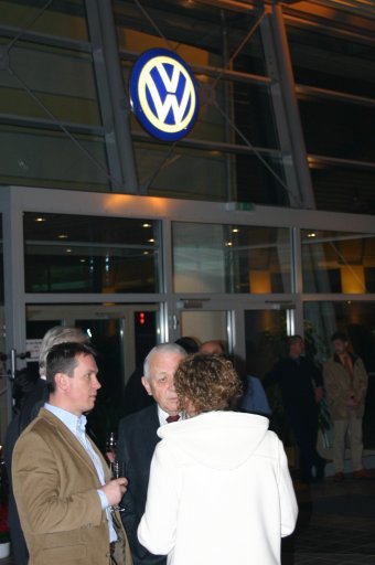 Einige Besucher vor dem Eingansgbereich mit dem VW-Logo. 