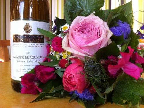Der Blumenstrauss und der Wein. Blumenstrauss und Wein.