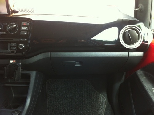 Blick auf das schwarze Dashpad. Blick auf das schwarze Dashpad.