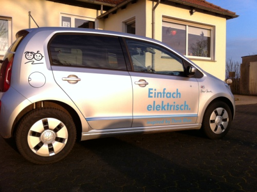 e-up! von der Seite. Auf dem Hof angekommen.