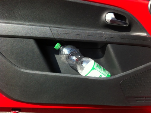 Fahrertür Getränkeablage mit 1,5l-Flasche. Getränkeablage vorne.
