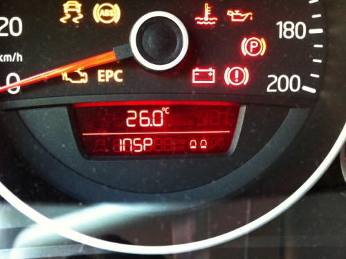 Inspektionsmeldung im Cockpit. Meldung zur Inspektion.