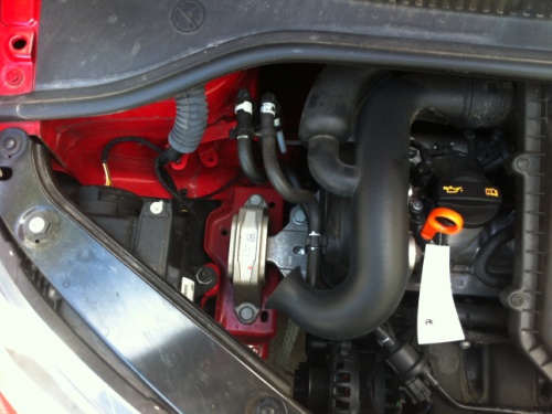 Motorraum links. Motorraum links.