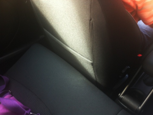 Mangelnde Beinfreiheit im Mini Cooper. Platzangebot im Mini Cooper.