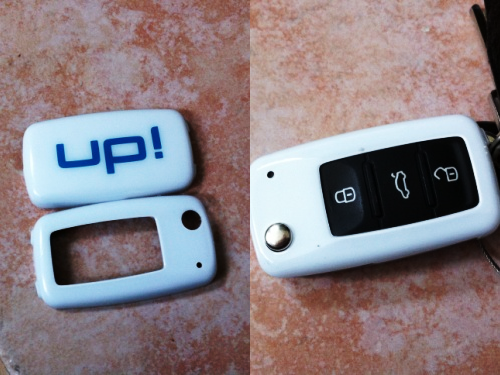 Original VW up!-Schlüsselcover in weiß-blau. up! Schlüsselcover.