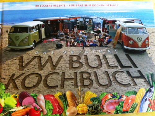 Ein Kochbuch von Volkswagen mit vielen Fotos vom Bulli. Kochbuch von Volkswagen.