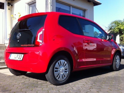 Nach der Reinigung. Frisch gewaschenes Auto.